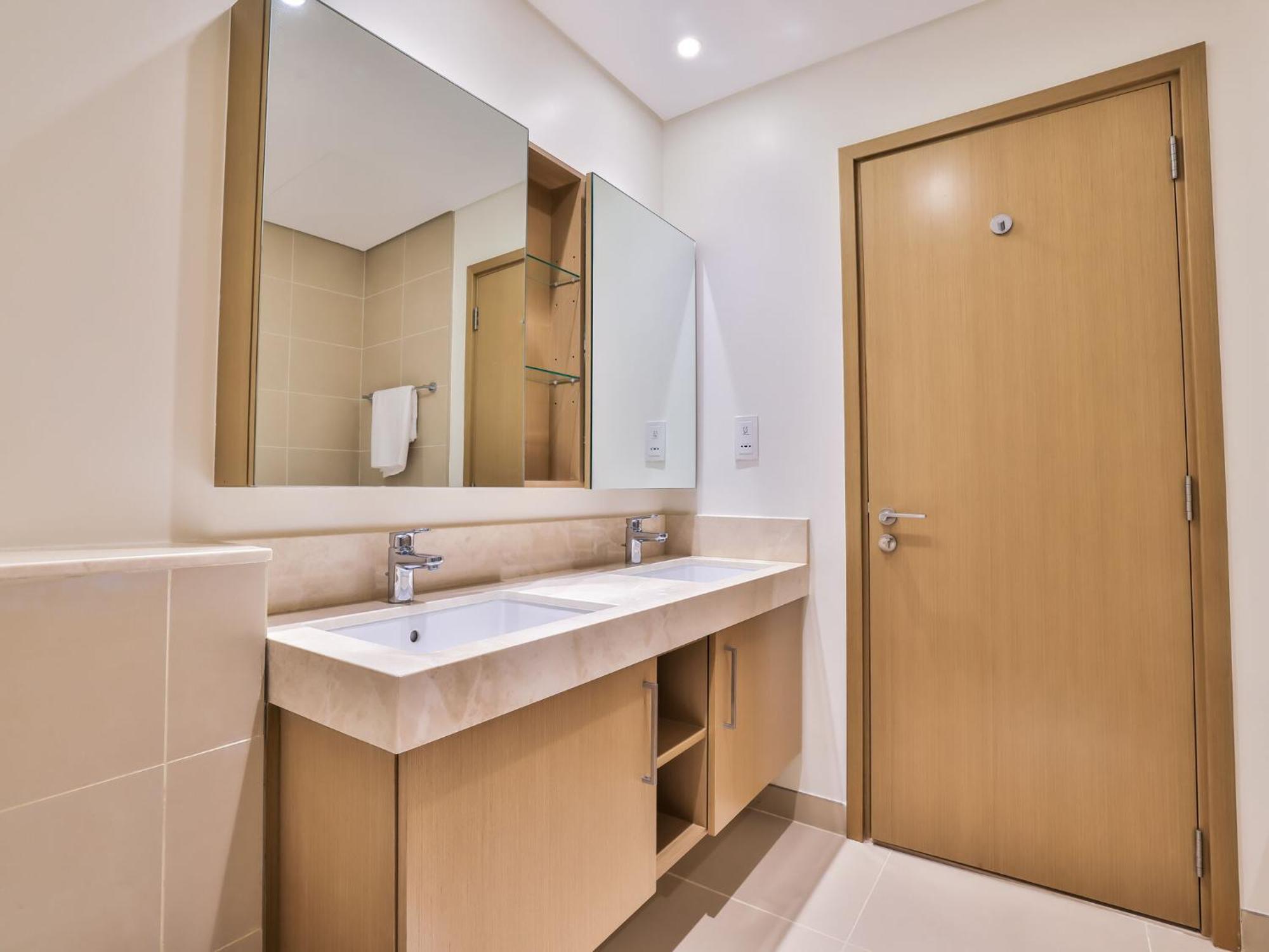 Luxurious Apartments Dubai Marina Views Pool Gym By Sojo Stay Bagian luar foto
