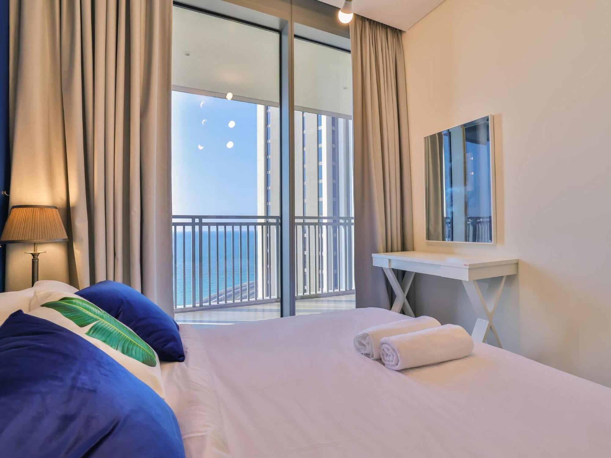 Luxurious Apartments Dubai Marina Views Pool Gym By Sojo Stay Bagian luar foto